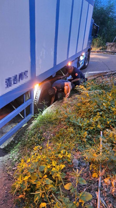 港灣新聞網 / 導航誤導釀驚險！大型物流車卡山徑懸空　警民聯手吊掛脫困