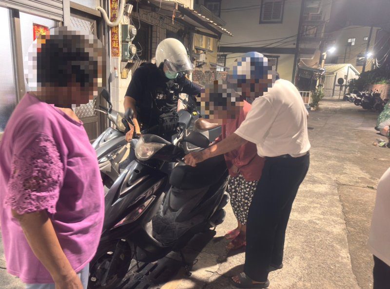 港灣新聞網 / 一天走失兩次！75歲老婦深夜再失蹤　同一員警火速尋獲暖心護送