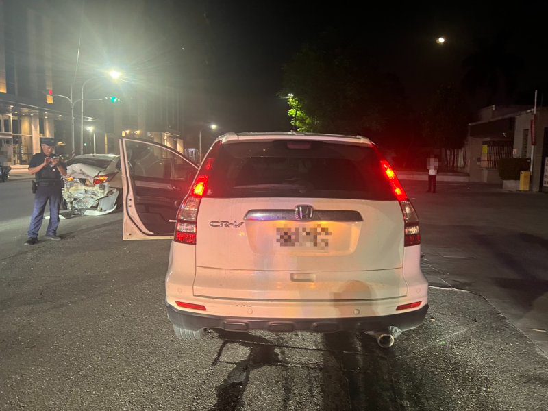港灣新聞網 / 毒駕連撞兩車還是通緝犯！高雄男闖紅燈肇逃遭警當場查獲毒品