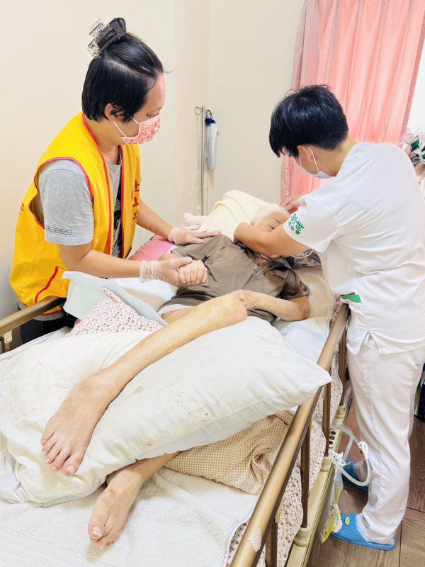 港灣新聞網 / 母親節不只送花！創世基金會籲支持長照家庭「讓愛不缺席」