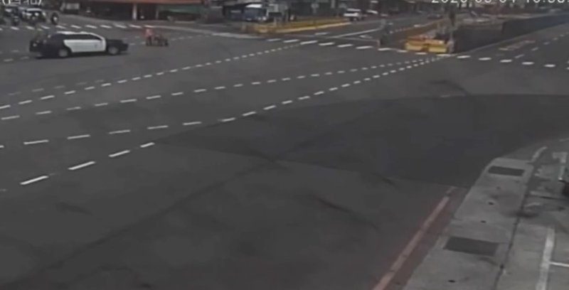 港灣新聞網 / 巡邏車橫擋車流救命！岡山七岔路口驚魂　警化身盾牌護老婦脫困