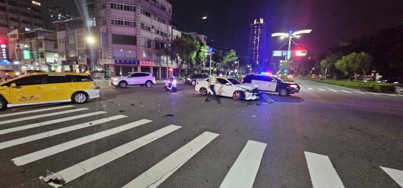 港灣新聞網 / 左轉未禮讓直行釀碰撞！高雄四維三路車禍　19歲女駕駛挨罰