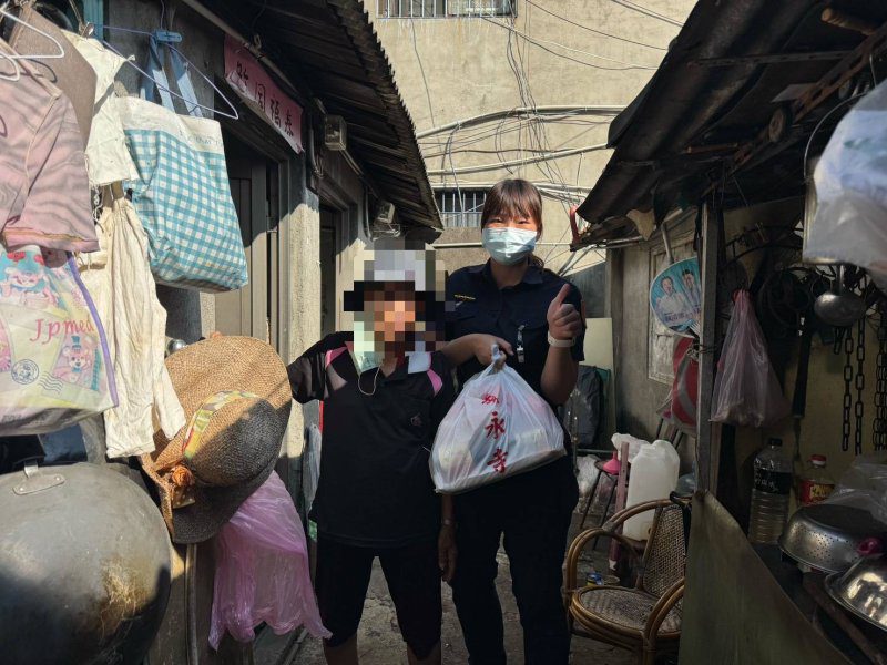 港灣新聞網 / 82歲獨居靠回收苦撐人生　暖警送物資她當場落淚