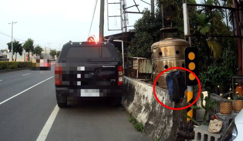 港灣新聞網 / 排水溝旁驚見遺失背包！東港警火速聯繫失主　83年次男感動領回