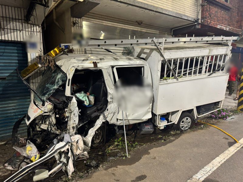 港灣新聞網 / 深夜撞進民宅！燕巢小貨車失控　駕駛酒測超標依法送辦