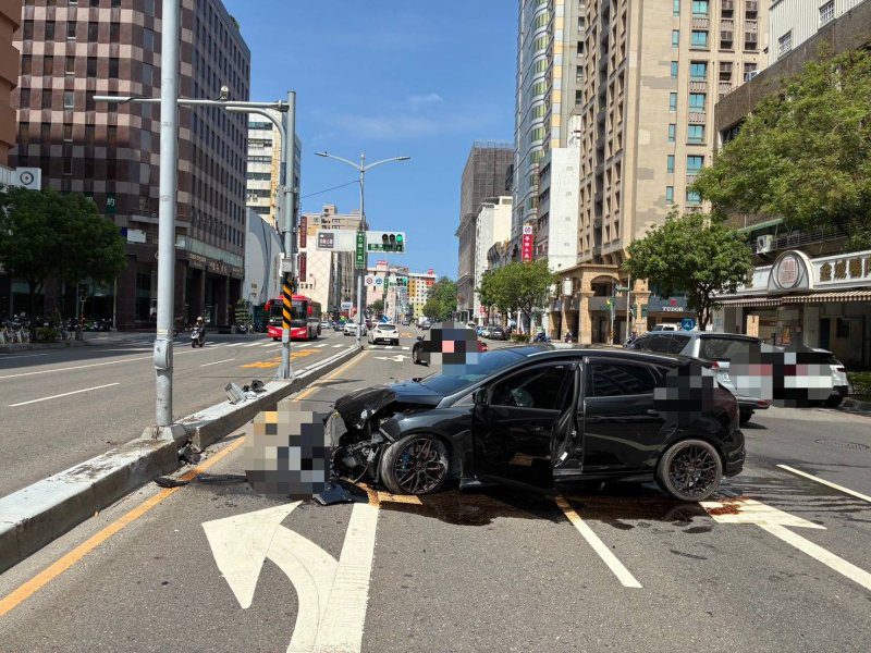 港灣新聞網 / 撞分隔島竟落跑！高雄前金A3車禍肇逃　警追監視器鎖定駕駛