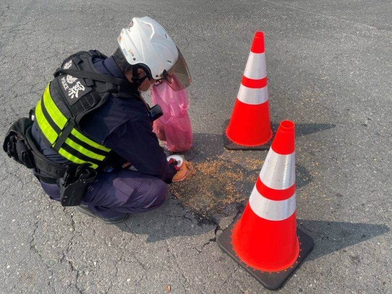 港灣新聞網 / 路面滲油險釀事故！東港警鋪木屑神救援　民眾大讚反應快