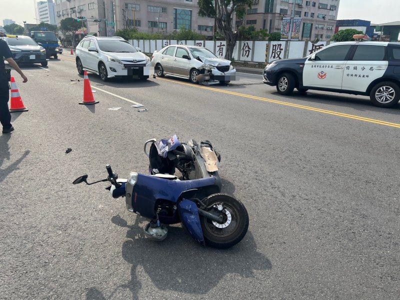港灣新聞網 / 前鎮死亡車禍！擴建路轎車碰撞待轉機車　55歲女騎士送醫不治