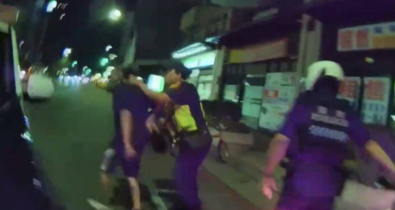港灣新聞網 / 假身分當場破功！高雄通緝犯街頭狂奔百公尺　體力不支遭警壓制落網