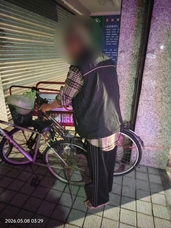 港灣新聞網 / 深夜市場找不到腳踏車！岡山暖警陪老翁摸黑尋車　結局超暖心