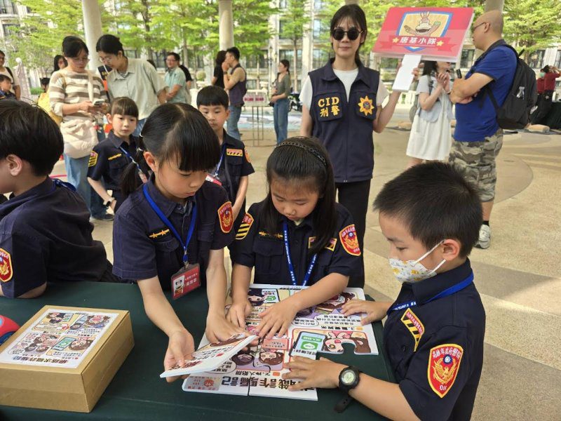 港灣新聞網 / 丟骰子也能學防詐！仁武警創意拼圖遊戲爆紅 民眾邊玩邊識詐