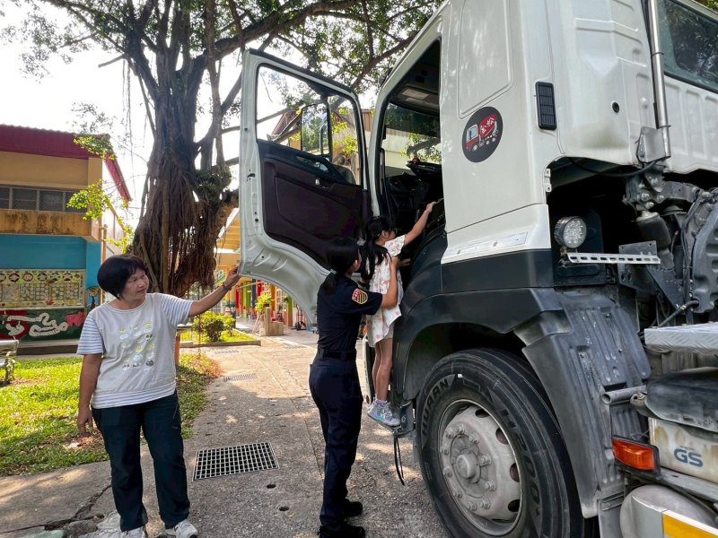 港灣新聞網 / 「原來真的看不到！」高雄交大開大型預拌車進偏鄉校園 學童驚呼死角太可怕