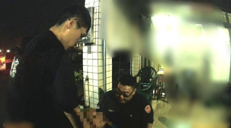 港灣新聞網 / 八旬翁拒送醫與家屬僵持！東港警耐心勸說30分鐘化解危機