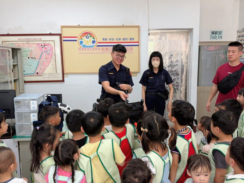 港灣新聞網 / 小小警察出任務！幼兒園萌娃初訪派出所 體驗波麗士日常超興奮