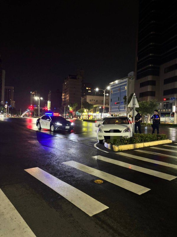 港灣新聞網 / 高雄雨夜驚傳自撞事故！67歲駕駛民生、民權路口迴轉撞分隔島