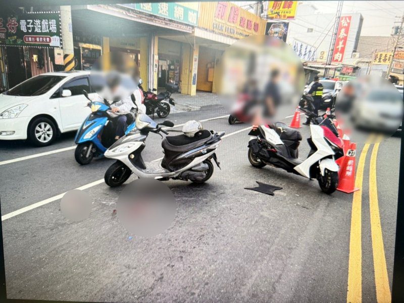 港灣新聞網 / 岡山88歲老翁騎機車左轉遭撞！無照上路釀事故 機車當場移置保管