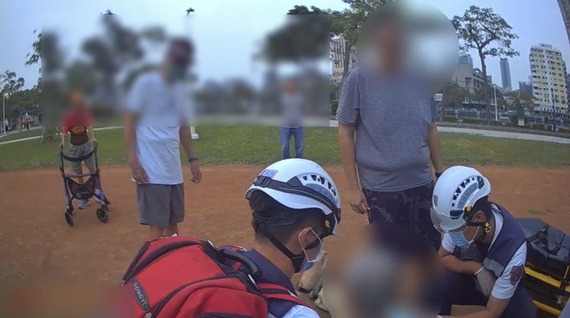 港灣新聞網 / 高雄8旬翁報稅後公園運動突昏倒！鹽埕警消火速救援送醫