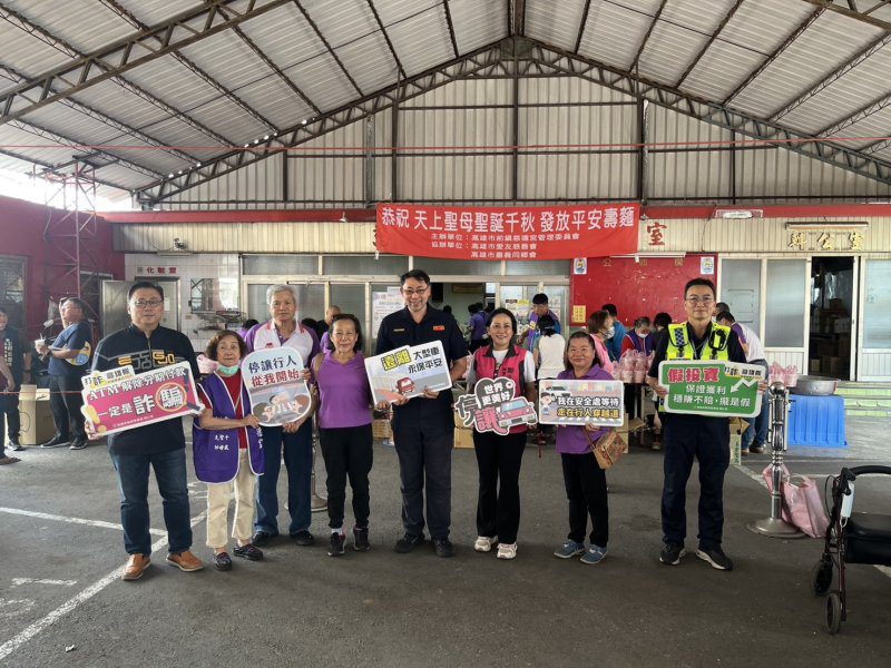港灣新聞網 / 母親節送暖又防詐！前鎮警攜手慈德宮關懷長者 宣導165反詐騙
