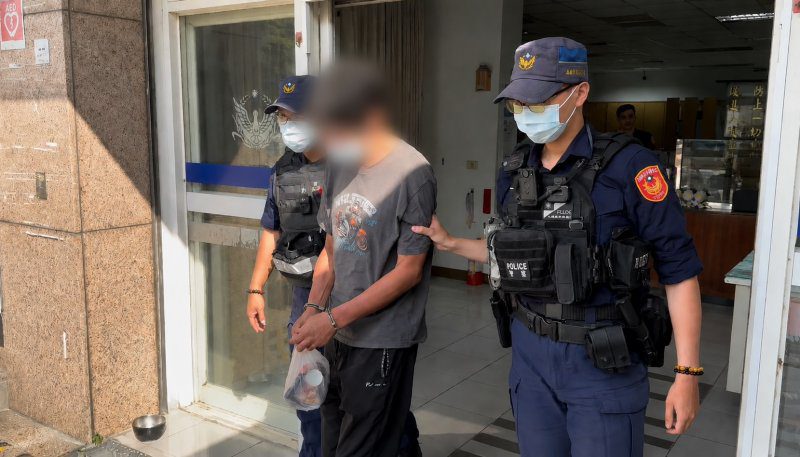 港灣新聞網 / 左營男自撞分隔島語無倫次！警方快篩驗出毒品陽性　依法送辦