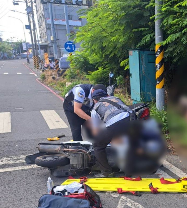 港灣新聞網/ 岡山本洲路驚傳連環撞！自小客衝撞4機車後衝入工廠　駕駛送醫不治
