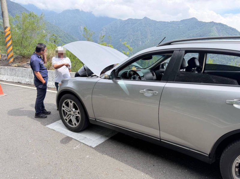 港灣新聞網 / 南橫旅遊遇暖警！手機失而復得、遊客車拋錨　六龜警暖心援助感動遊客