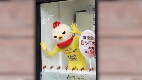 超商排隊驚見巨型呆萌小雞！網友笑翻：原來這諧音梗背後超用心