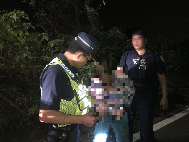 港灣新聞網 / 六旬男騎三輪車摔落水溝　枋警暖心護送返家獲家屬感謝
