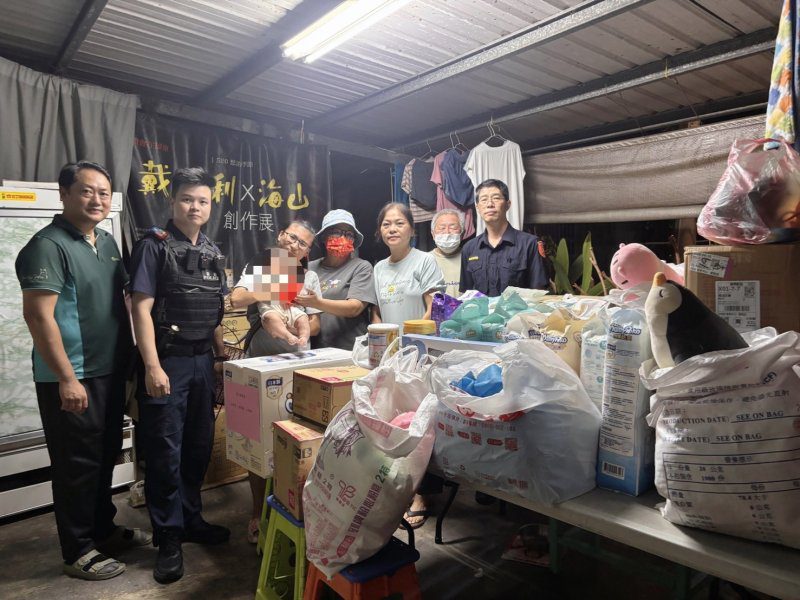 港灣新聞網 / 枋警攜手善心人士送暖弱勢兒少　尿布奶粉、課桌椅愛心湧入