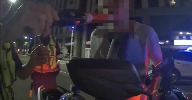 港灣新聞網 / 三多四路酒駕路檢引關注　苓雅警說明：騎士確認無酒精反應後放行