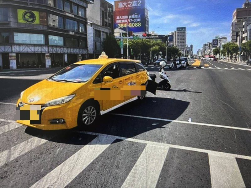 港灣新聞網 / 高雄中山大同路口兩車碰撞　新興警到場疏導幸無人傷亡