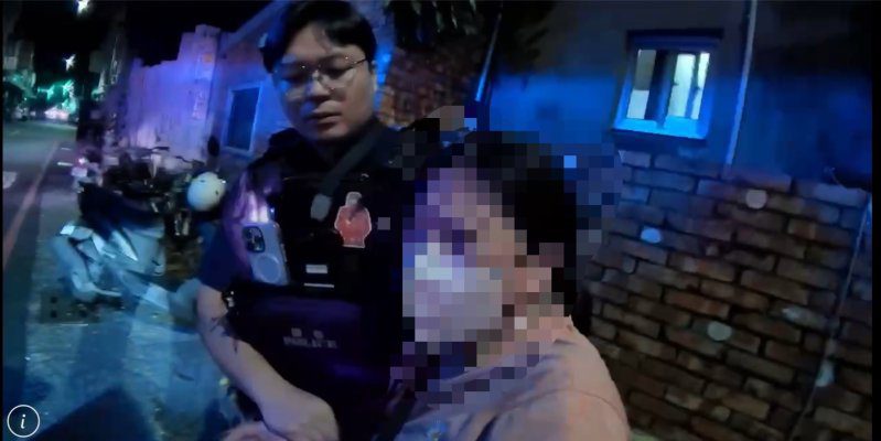 港灣新聞網 / 婦人深夜提塑膠袋鬼祟張望　前鎮警一查竟是竊盜通緝犯！