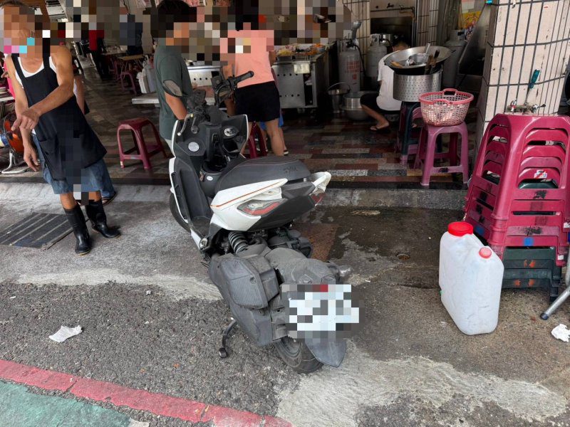 港灣新聞網 / 六合、自立路口號誌疑故障釀車禍！小貨車撞轎車再波及機車