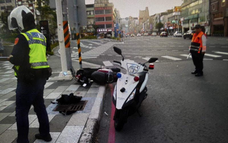 港灣新聞網 / 高雄女騎士突撞防撞桿自摔！頭臉重傷送醫　警方再查出竟是無照駕駛
