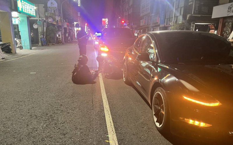 港灣新聞網 / 高雄六合一路驚傳連環追撞！女駕駛疑視線死角撞飛大型重機