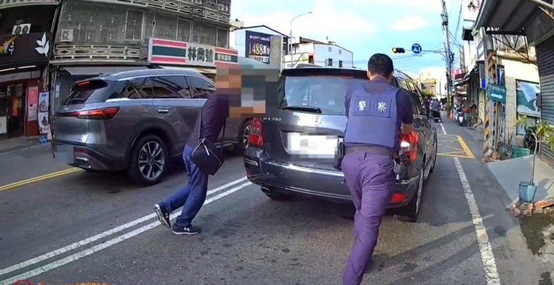 港灣新聞網 / 車流中突拋錨！梓官警揮汗推車神救援　網讚：高雄街頭最美風景