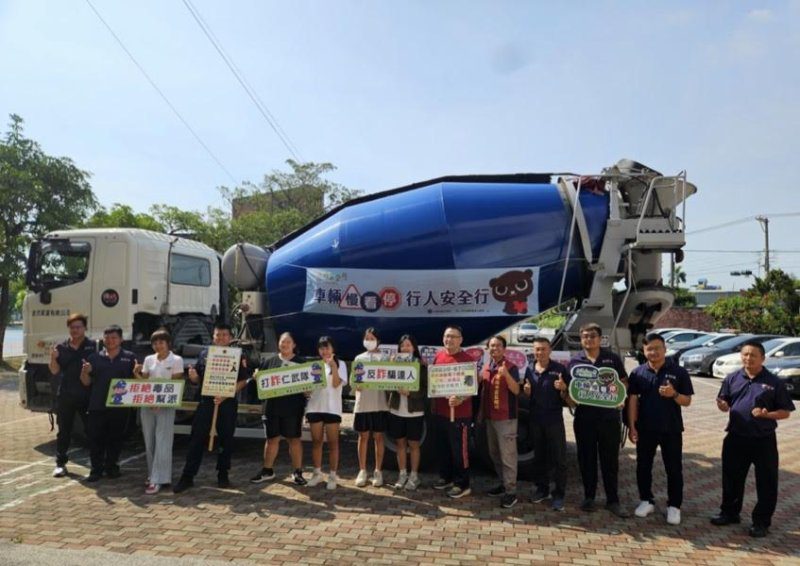 港灣新聞網 / 大車死角有多危險？仁武警攜手貨運公司前進校園　百名學生震撼體驗