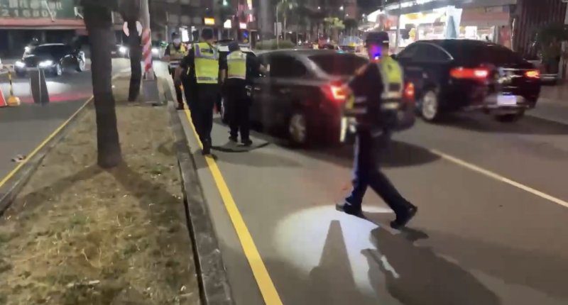 港灣新聞網 / 前鎮警深夜封街大路檢！32警力鐵腕掃蕩毒駕酒駕　2通緝犯當場落網