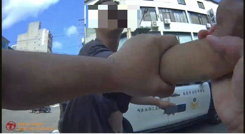 港灣新聞網 / 高雄街頭行車糾紛失控爆衝突！路人勸架反遭波及　警方到場壓制帶回