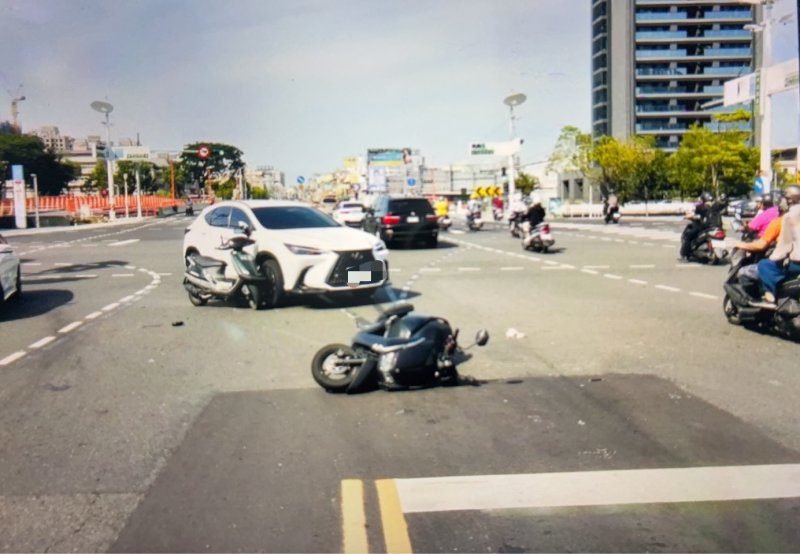 港灣新聞網 / 高雄中山四路轎車右轉擦撞雙重機！2女騎士送醫　警方初判駕駛未依號誌行駛