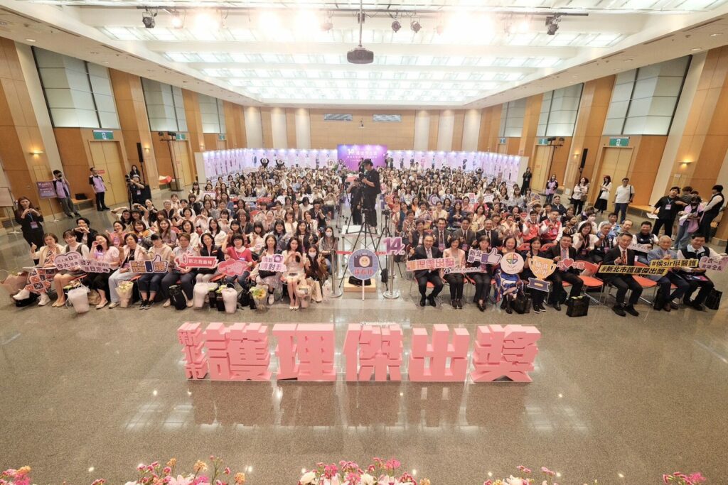 致敬白衣天使！新北頒發第 14 屆護理傑出獎     侯友宜：護理師是社會最穩定力量