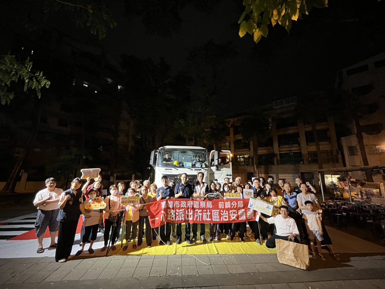 全國首創震撼宣導!前鎮警把「水泥預拌車」直接開進治安座談會 里長親坐駕駛座驚喊:真的完全看不到! 全國首創震撼宣導!前鎮警把「水泥預拌車」直接開進治安座談會 里長親坐駕駛座驚喊:真的完全看不到!
