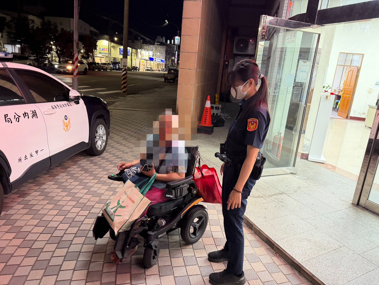 【細心、暖警、柔執】湖內分局雄警呂昶頷、吳旻倪，護衛《醫療代步車「罷工/顧路」長者》平安回家路