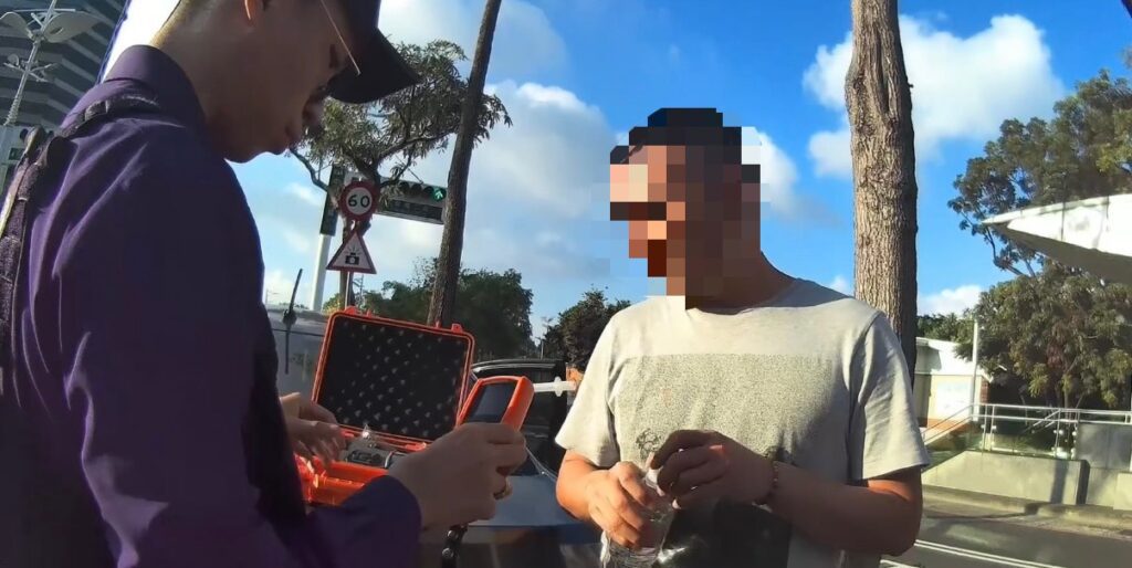 綠燈亮了卻不走！駕駛停路中央露餡　警一查酒測超標依法送辦