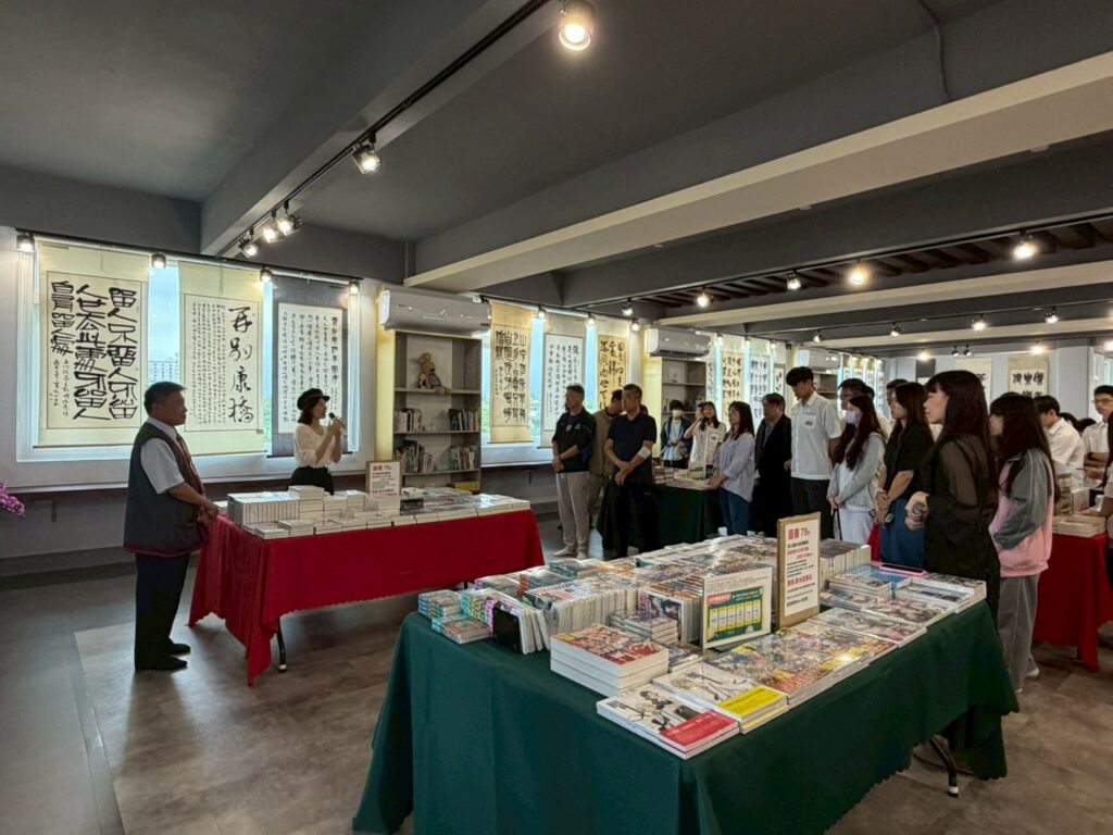 四維高中舉辦「四讀情深．維我所愛」三好書展暨謝明生校長書法展
