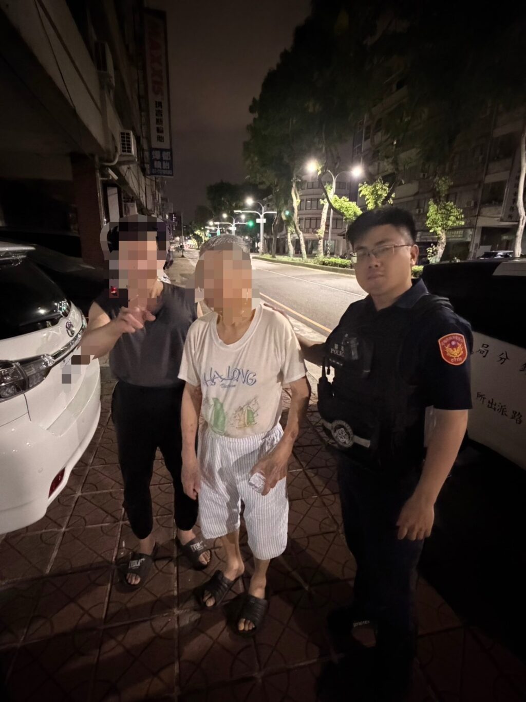 迷途老翁平安返家團圓，暖警成夜晚中的一盞明燈