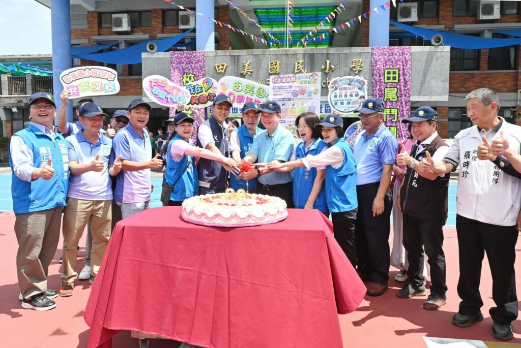 鍾東錦送大禮！南庄田美國小80周校慶 宣布下半年全縣免費營養午餐