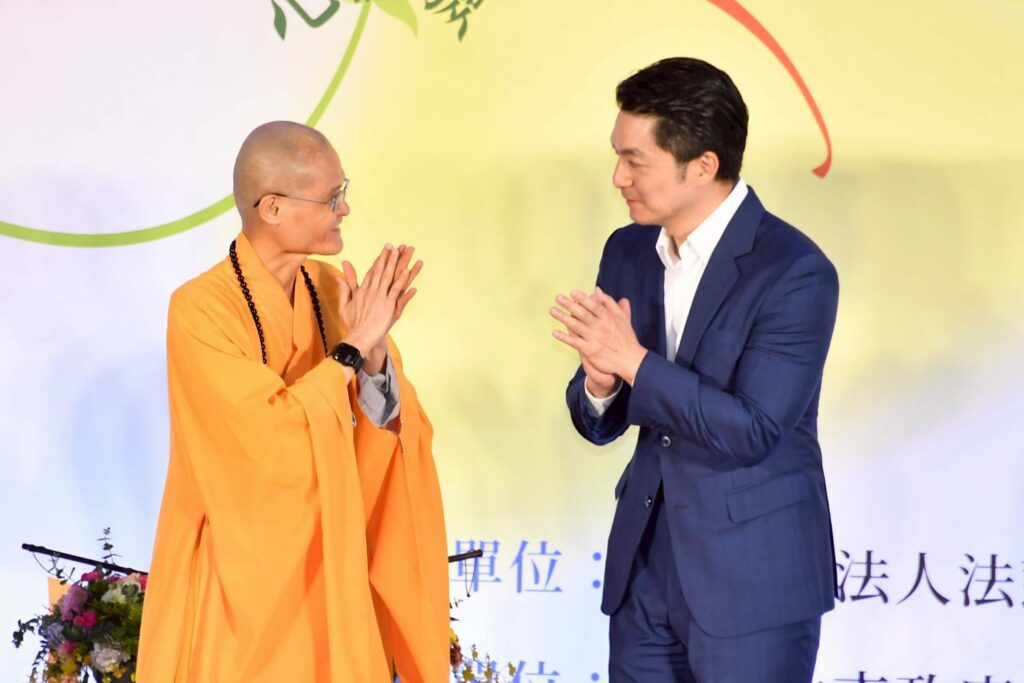 慶佛誕．謝母恩　蔣萬安法鼓山體驗「心靈環保」