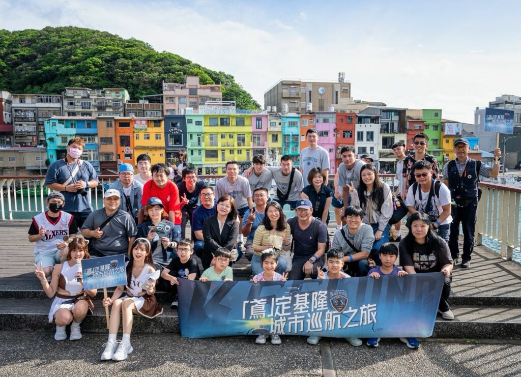 黑鳶球員化身在地引路人　雙層巴士巡遊基隆熱門景點