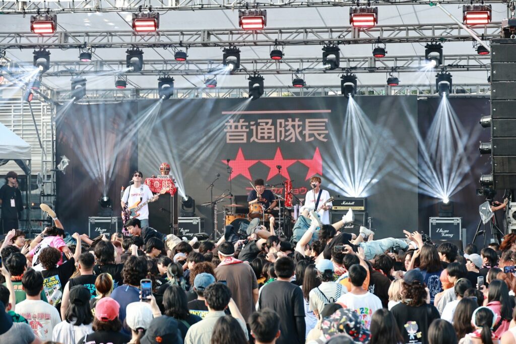 基隆港邊變身搖滾舞台　「愛嶼搖滾」吸7萬樂迷朝聖