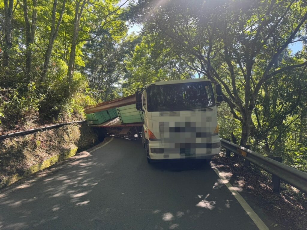 仁愛鄉投83線發生營業貨運曳引車　自掉水溝事故